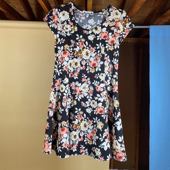 'Wilde' Floral Black Mini Dress w Scoop Neckline - Picture 1 of 3